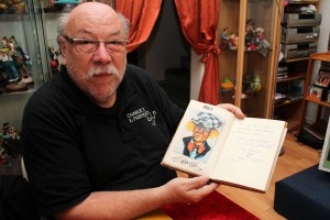 KHans Dieter Hormann mit seinem Gästebuch, Eintragung von Clown Oleg Popow